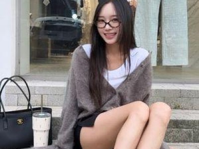 이솔이 계단에 앉아서도 여전히 몸매 끝판왕임